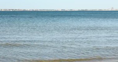 Açık mavi gökyüzünün altında güzel dalgalı deniz