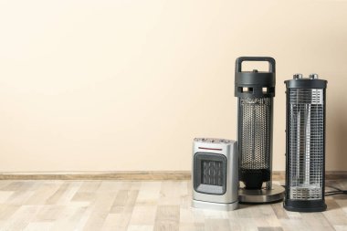 Odada farklı modern elektrikli ısıtıcılar var, metin için yer var.