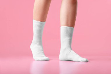 Pembe arka planda beyaz çoraplı kadın, yakın plan.
