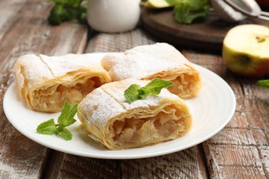 Lezzetli elmalı turta, pudra şekeri ve nane şekerli, ahşap masa, yakın plan.