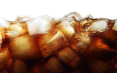 Beyaz üzerine izole edilmiş buzla taze kola, yakın plan