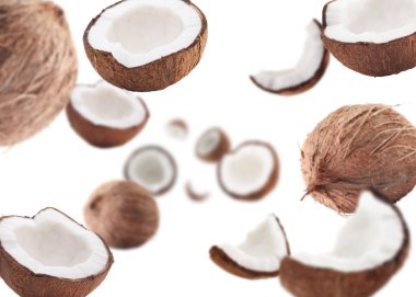 Beyaz arka planda dönen hindistan cevizleri