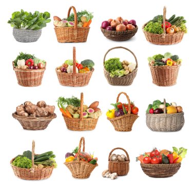 Hasır sepetlerdeki taze sebzeler beyaz sepetlerde izole edilmiş.