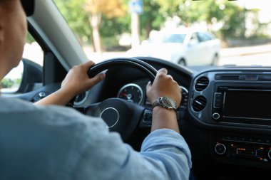 Direksiyonlu bir adam, yakın plan.