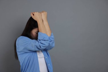 Gri arka planda panik atak geçiren kadın, mesaj için boşluk