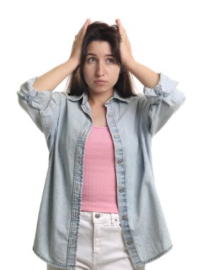 Beyaz arka planda panik atak geçiren bir kadın.