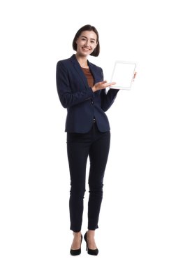 Beyaz arka planda tabletle üniformalı gülümseyen ev sahibesi.