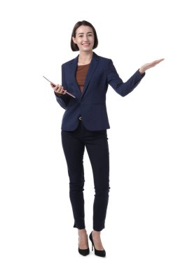 Beyaz arka planda tabletle üniformalı gülümseyen ev sahibesi.