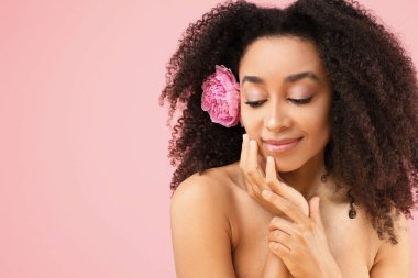 Pembe arka planda şakayık çiçekli güzel Brezilyalı kadın, metin için yer