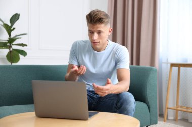 Hasta adam evde dizüstü bilgisayarla doktorla görüşüyor.