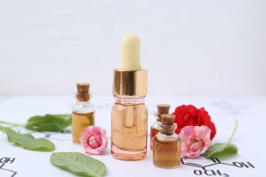 Kimyasal formüllü kozmetik ürünler, bitkiler ve güller, yakın plan.