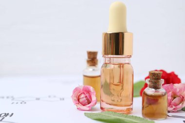 Kimyasal formüllü kozmetik ürünler, bitkiler ve güller, yakın plan. Metin için boşluk