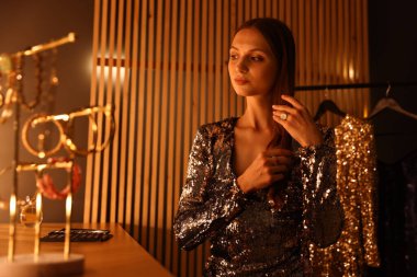 Güzel bir kadın tuvalet masasında hazırlanıyor.