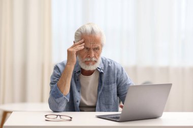 İçerideki masada baş ağrısından muzdarip son sınıf öğrencisi.