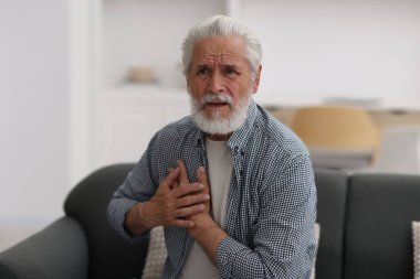 Üst düzey adam evde göğüs ağrısı acı