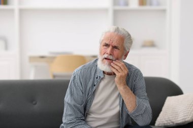 Evde diş ağrısı olan kıdemli adam