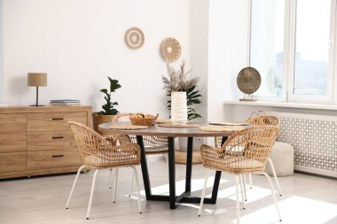 Yemek odasında sandalye ve dekor olan şık bir masa. İç tasarım