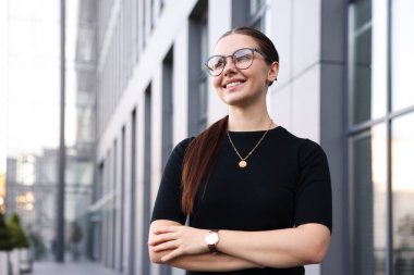 Ofis binasının yanındaki başarılı iş kadınının portresi. Metin için boşluk