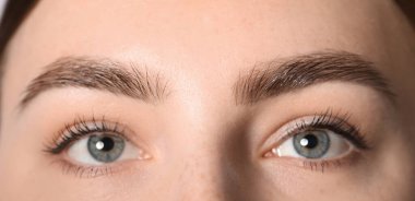 Kaş şekillendirme. Güzel kaşları olan genç bir kadın, yakın plan.