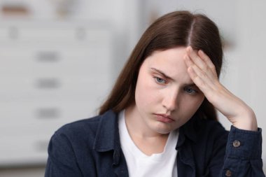 Evdeki üzgün genç kadın. Depresyon kavramı