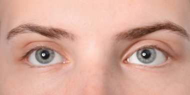 Kaş şekillendirme. Güzel kaşları olan genç bir kadın, yakın plan.