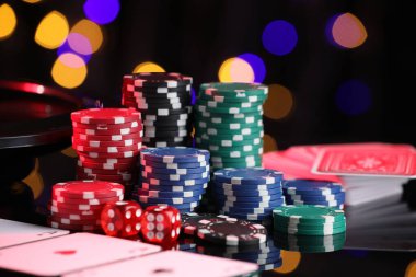 Kumarhane çipleri, ayna yüzeyinde kağıt ve zar oynamak bulanık ışıklara karşı, yakın plan