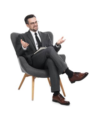 Beyaz arka planda dizüstü bilgisayarı olan profesyonel bir psikolog.