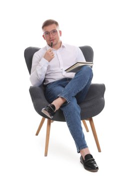 Gözlüklü düşünceli psikolog, beyaz arka planda koltukta oturuyor.