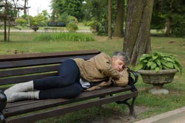 Parkta bankta uyuyan evsiz adam