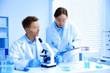 Tıbbi analiz. Laboratuvarda mikroskopla çalışan bilim adamları