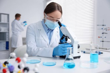 Tıbbi analiz. Laboratuvarda mikroskopla çalışan bilim adamı, seçici odaklanma