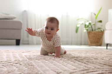 Evde yerde sürünerek şirin bebek