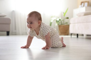 Evde yerde sürünerek şirin bebek