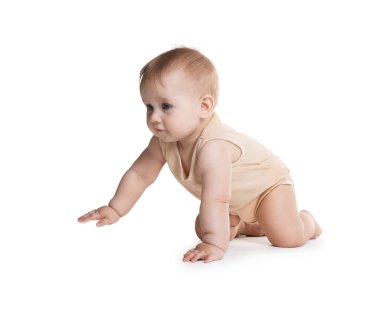 Beyaz arka plan üzerinde sürünerek şirin bebek
