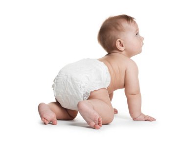 Beyaz arka plan üzerinde sürünerek şirin bebek