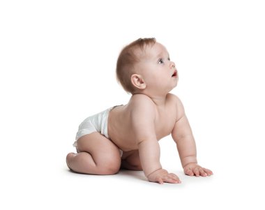 Beyaz arka plan üzerinde sürünerek şirin bebek