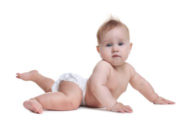 Beyaz arka planda bebek bezi takmış şirin bir bebek.