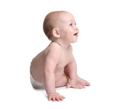 Beyaz arka plan üzerinde sürünerek şirin bebek