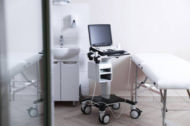 Modern ultrason makinesi, klinikte lavabo ve muayene yatağı
