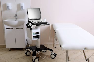Modern ultrason makinesi, klinikte lavabo ve muayene yatağı