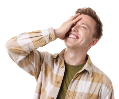 Beyaz arka planda gülen yakışıklı bir adam. Pozitif duygu