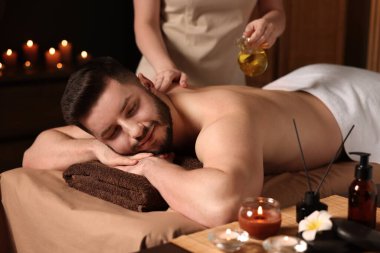 Adam spa salonunda masaj yaptırıyor.