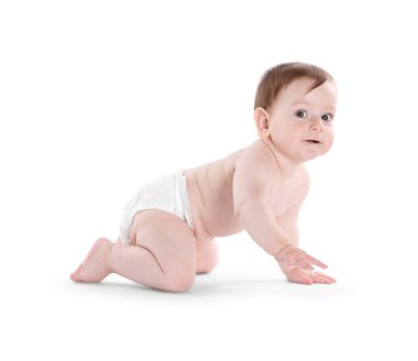 Beyaz arka plan üzerinde sürünerek şirin bebek