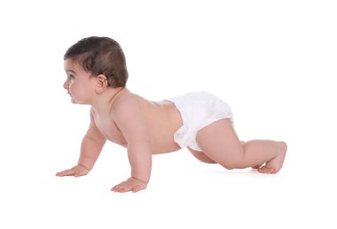 Beyaz arka plan üzerinde sürünerek şirin bebek