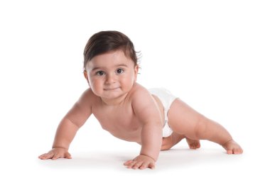 Beyaz arka plan üzerinde sürünerek şirin bebek