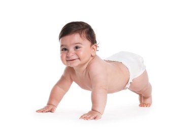 Beyaz arka plan üzerinde sürünerek şirin bebek
