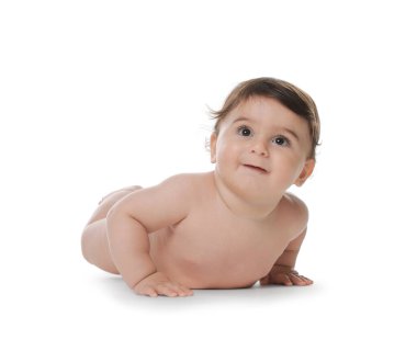 Beyaz arka plan üzerinde sürünerek şirin bebek