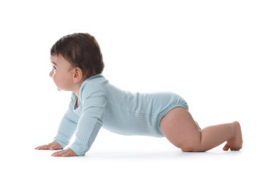 Beyaz arka plan üzerinde sürünerek şirin bebek