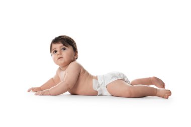 Beyaz arka planda bebek bezi takmış şirin bir bebek.