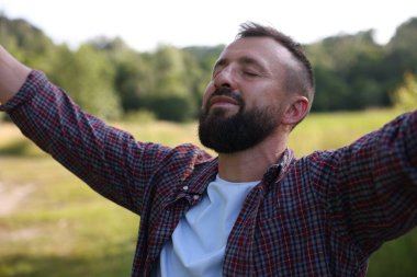 Özgürlüğü hissetmek. Mutlu adam dışarıda eğleniyor.